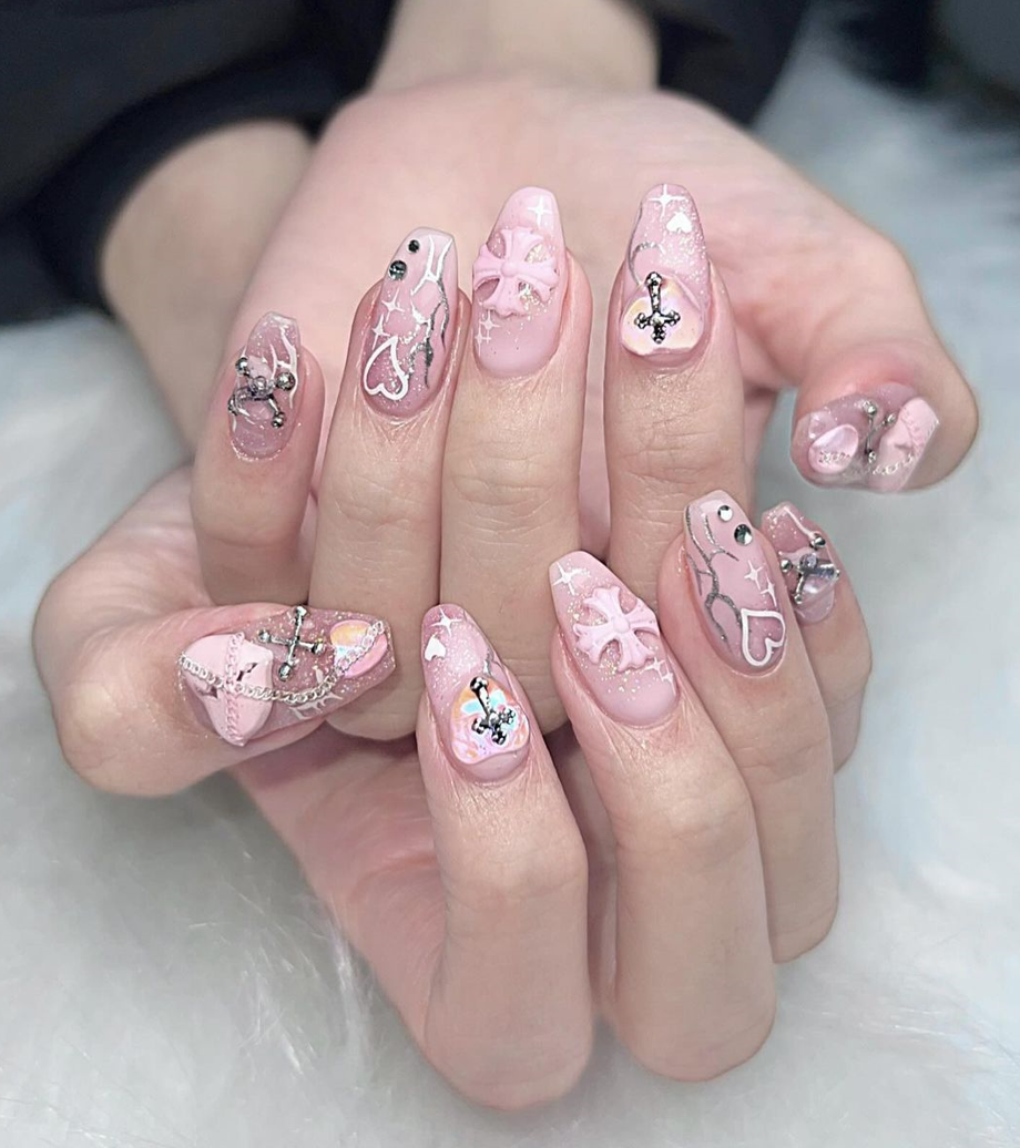 주얼리 파츠를 가득 붙힌 크롬하츠 네일 디자인